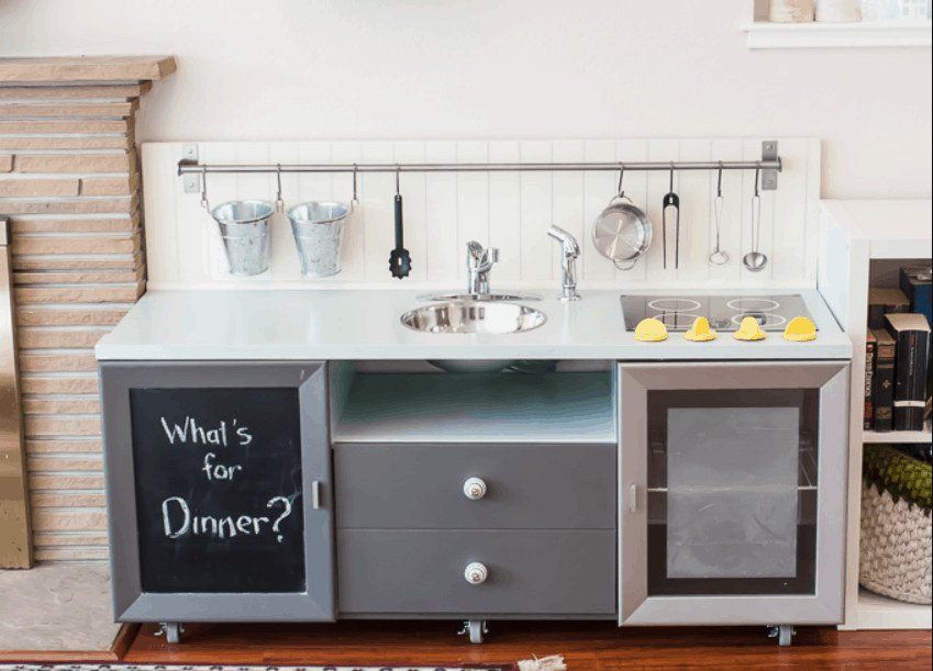 A titkok, hogyan építettük a DIY Play Kitchen alatt $90